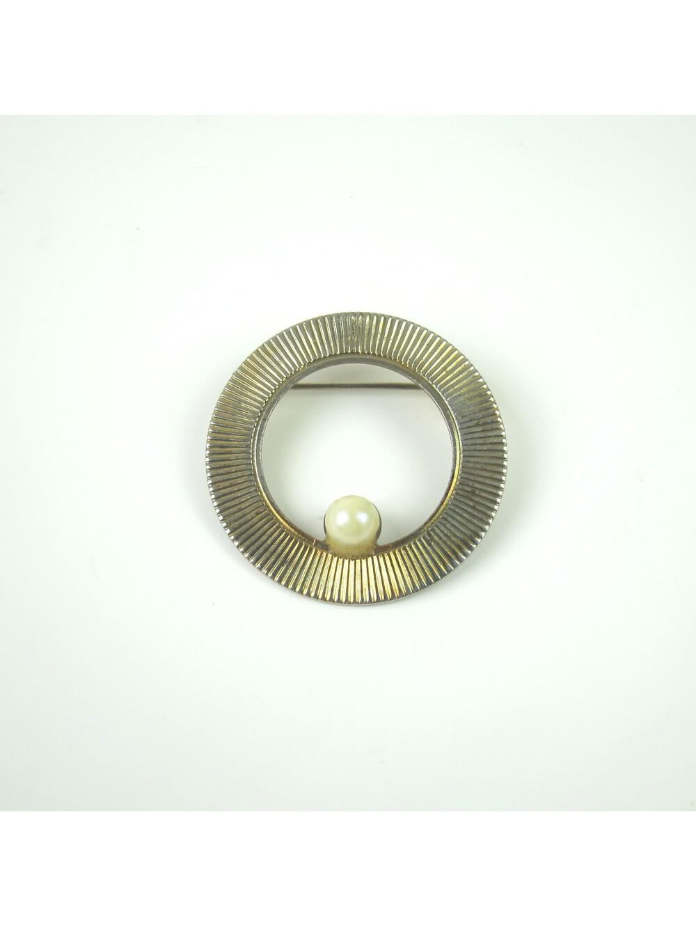 Vintage Pin Brooch Gold Tone Textured Circle Wreath Faux Pearl 1.25" Round